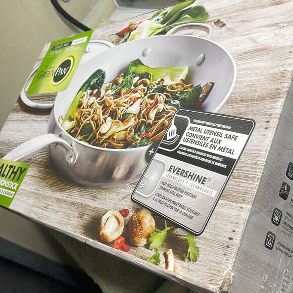 GreenPan

Venice Pro Ceramic Non-Stick 4.7 L Wok With Lid - Picture 2 of 2